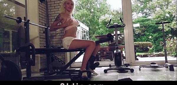 Super sexy babe exercising blowjob fucking old guy at the gym